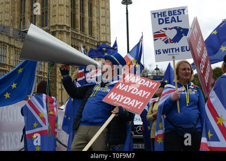 London, Großbritannien. 19. März, 2019. Anti-Brexit Aktivisten demonstrieren, gegenüber dem Parlamentsgebäude. Westminster, London. 19. März 2019. Quelle: Thomas Krych/Alamy leben Nachrichten Stockfoto