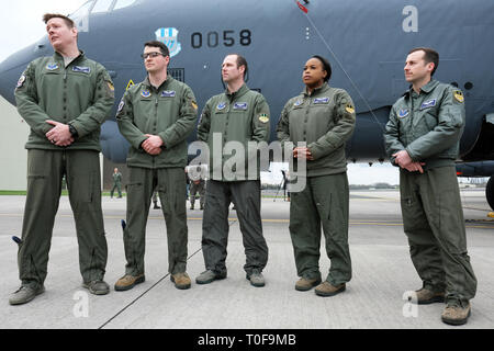 RAF Fairford, Gloucestershire, Großbritannien. März 2019. Die Flugbesatzung der USAF 2nd Bomb Wing steht vor einem B-52H Stratofortress Bomber, während RAF Fairford einen Bomber Task Force-Einsatz von sechs Boeing B-52H Stratofortress Flugzeugen zur RAF Fairford vom 2nd Bomb Wing in Louisiana begrüßt, USA - der größte Einsatz von B-52 in Großbritannien seit der Operation Iraqi Freedom im Jahr 2003. Das Flugzeug wird Trainingseinheiten über dem Baltikum, Mitteleuropa und dem östlichen Mittelmeer durchführen. Quelle: Steven May/Alamy Live News Stockfoto