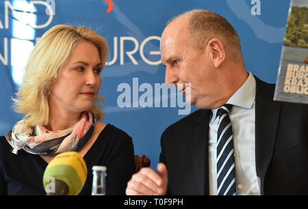 Wittenberge, Deutschland. 19 Mär, 2019. Manuela Schwesig (SPD), Ministerpräsident von Mecklenburg-Vorpommern, und Dietmar Woidke (SPD), Ministerpräsident von Brandenburg, werden über die Ergebnisse der Sitzung informieren auf der Pressekonferenz nach der gemeinsamen Kabinettssitzung. Themen waren die Zusammenarbeit in Grenzregionen und für Dienstleistungen von allgemeinem Interesse in den ländlichen Gebieten. Foto: Bernd Settnik/dpa-Zentralbild/dpa/Alamy leben Nachrichten Stockfoto