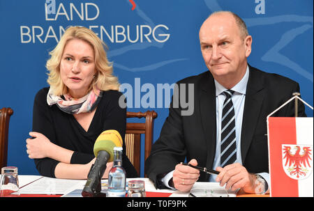 Wittenberge, Deutschland. 19 Mär, 2019. Manuela Schwesig (SPD), Ministerpräsident von Mecklenburg-Vorpommern, und Dietmar Woidke (SPD), Ministerpräsident von Brandenburg, werden über die Ergebnisse der Sitzung informieren auf der Pressekonferenz nach der gemeinsamen Kabinettssitzung. Themen waren die Zusammenarbeit in Grenzregionen und für Dienstleistungen von allgemeinem Interesse in den ländlichen Gebieten. Foto: Bernd Settnik/dpa-Zentralbild/dpa/Alamy leben Nachrichten Stockfoto