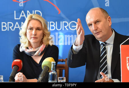 Wittenberge, Deutschland. 19 Mär, 2019. Manuela Schwesig (SPD), Ministerpräsident von Mecklenburg-Vorpommern, und Dietmar Woidke (SPD), Ministerpräsident von Brandenburg, werden über die Ergebnisse der Sitzung informieren auf der Pressekonferenz nach der gemeinsamen Kabinettssitzung. Themen waren die Zusammenarbeit in Grenzregionen und für Dienstleistungen von allgemeinem Interesse in den ländlichen Gebieten. Foto: Bernd Settnik/dpa-Zentralbild/dpa/Alamy leben Nachrichten Stockfoto