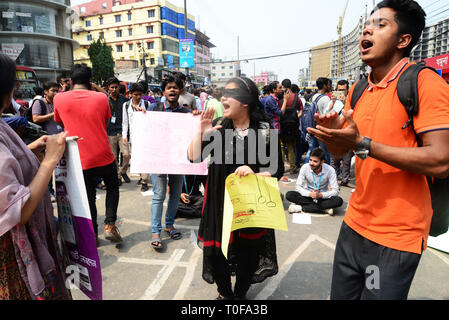 Dhaka, Bangladesch. 19. Mär 2019. Bangladeshi Studenten blockieren Straße während ein Protest der Studenten nach dem Tod von Bangladesch Universität von Profis student Abrar Ahmed Chowdhury in einem Verkehrsunfall vor der Jamuna Zukunft Park in Dhaka, Bangladesh. Am 19. März 2019 Credit: Mamunur Rashid/Alamy leben Nachrichten Stockfoto