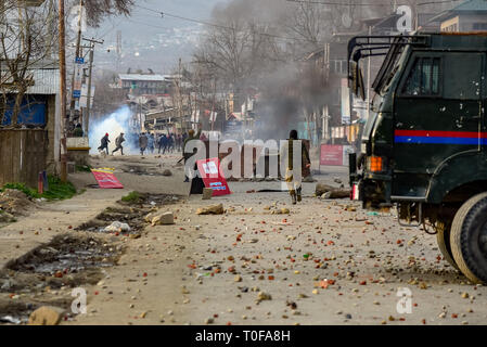 Pulwama, Kaschmir. 19 Mär, 2019. Kaschmir Demonstranten gesehen werden, die sich überschneiden, mit indischen Kräfte in Awantipora Awantipora. intensive Auseinandersetzungen im Bereich des South Kaschmir Pulwama Bezirk inmitten einer spontanen Abschaltung brach nach dem Sorgerecht Tod einer lokalen Schule Lehrer Rizwan Pandit. Pandit, der von der Polizei in einer Militanz verhaftet wurde - Ähnliche Fall, in Polizeigewahrsam im CARGO Camp starb in Srinagar, letzte Nacht, sagte die Polizei. Kredit Idrees: Abbas/SOPA Images/ZUMA Draht/Alamy leben Nachrichten Stockfoto