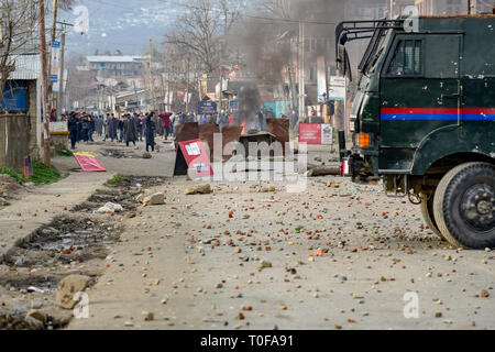 Pulwama, Kaschmir. 19 Mär, 2019. Kaschmir Demonstranten gesehen werden, die sich überschneiden, mit indischen Kräfte in Awantipora Awantipora. intensive Auseinandersetzungen im Bereich des South Kaschmir Pulwama Bezirk inmitten einer spontanen Abschaltung brach nach dem Sorgerecht Tod einer lokalen Schule Lehrer Rizwan Pandit. Pandit, der von der Polizei in einer Militanz verhaftet wurde - Ähnliche Fall, in Polizeigewahrsam im CARGO Camp starb in Srinagar, letzte Nacht, sagte die Polizei. Kredit Idrees: Abbas/SOPA Images/ZUMA Draht/Alamy leben Nachrichten Stockfoto