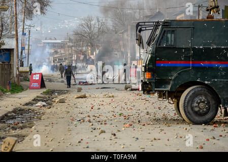 Pulwama, Kaschmir. 19 Mär, 2019. Kaschmir Demonstranten gesehen werden, die sich überschneiden, mit indischen Kräfte in Awantipora Awantipora. intensive Auseinandersetzungen im Bereich des South Kaschmir Pulwama Bezirk inmitten einer spontanen Abschaltung brach nach dem Sorgerecht Tod einer lokalen Schule Lehrer Rizwan Pandit. Pandit, der von der Polizei in einer Militanz verhaftet wurde - Ähnliche Fall, in Polizeigewahrsam im CARGO Camp starb in Srinagar, letzte Nacht, sagte die Polizei. Kredit Idrees: Abbas/SOPA Images/ZUMA Draht/Alamy leben Nachrichten Stockfoto