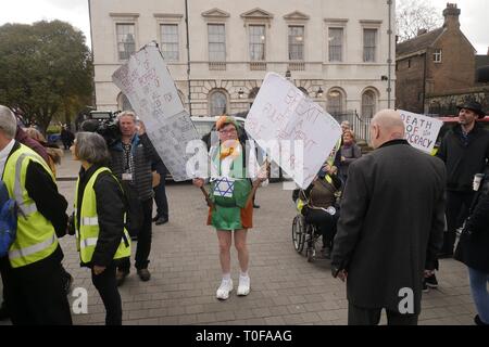 London, Großbritannien. 19. Mär 2019. Spannungen wie Brexit rivalisierende Gruppen protestieren außerhalb des Parlaments. London.UK. Credit: Brian Minkoff/Alamy leben Nachrichten Stockfoto