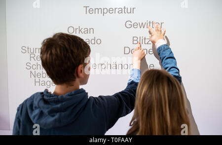 Hamburg, Deutschland. 18 Mär, 2019. Abbildung - zwei Schüler einer fünften Klasse eines Gymnasiums arbeiten an einem Smartboard. Credit: Daniel Reinhardt/dpa/Alamy leben Nachrichten Stockfoto