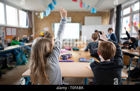 Hamburg, Deutschland. 18 Mär, 2019. Abbildung - Schüler einer fünften Klasse eines Gymnasiums Bericht in der Klasse. Ein Smartboard hängt vor dem Klassenzimmer. Credit: Daniel Reinhardt/dpa/Alamy leben Nachrichten Stockfoto