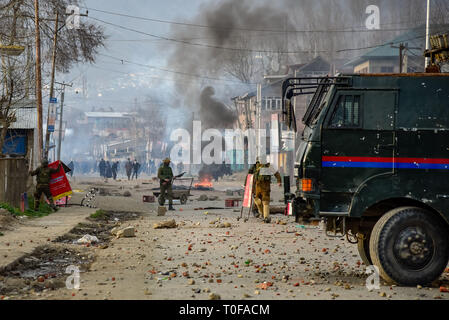 Pulwama, Kaschmir. 19 Mär, 2019. Kaschmir Demonstranten gesehen werden, die sich überschneiden, mit indischen Kräfte in Awantipora Awantipora. intensive Auseinandersetzungen im Bereich des South Kaschmir Pulwama Bezirk inmitten einer spontanen Abschaltung brach nach dem Sorgerecht Tod einer lokalen Schule Lehrer Rizwan Pandit. Pandit, der von der Polizei in einer Militanz verhaftet wurde - Ähnliche Fall, in Polizeigewahrsam im CARGO Camp starb in Srinagar, letzte Nacht, sagte die Polizei. Kredit Idrees: Abbas/SOPA Images/ZUMA Draht/Alamy leben Nachrichten Stockfoto