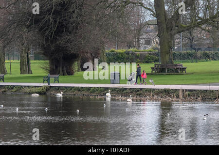 Lurgan Park, Lurgan, County Armagh, Nordirland. 19. Mär 2019. Uk Wetter - ein grauer Tag endete mit heller sonnigen Perioden. Viel milder, Temperaturen bis in die Nähe des doppelten Abbildungen, einen angenehmen Tag im Park erhöht. Quelle: David Hunter/Alamy Leben Nachrichten. Stockfoto