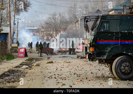 Pulwama, Kaschmir. 19 Mär, 2019. Kaschmir Demonstranten gesehen werden, die sich überschneiden, mit indischen Kräfte in Awantipora Awantipora. intensive Auseinandersetzungen im Bereich des South Kaschmir Pulwama Bezirk inmitten einer spontanen Abschaltung brach nach dem Sorgerecht Tod einer lokalen Schule Lehrer Rizwan Pandit. Pandit, der von der Polizei in einer Militanz verhaftet wurde - Ähnliche Fall, in Polizeigewahrsam im CARGO Camp starb in Srinagar, letzte Nacht, sagte die Polizei. Kredit Idrees: Abbas/SOPA Images/ZUMA Draht/Alamy leben Nachrichten Stockfoto