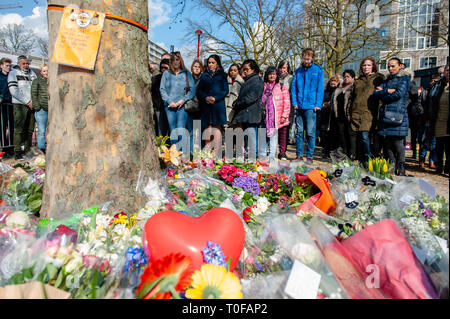 Utrecht, Niederlande. 19 Mär, 2019. Eine Gruppe von Menschen gesehen werden, die sich um die Gedenkstätte. Am Tag nach drei Menschen getötet und fünf während einer Aufnahme auf eine Straßenbahn in der niederländischen Stadt Utrecht verletzt, Hunderte Menschen wurden sie Blumen und Briefe von Trost während des ganzen Tages, am Oktoberplein der Ort, wo die Straßenbahn gestoppt und ein Mann anfing zu schießen. Credit: Ana Fernandez/SOPA Images/ZUMA Draht/Alamy leben Nachrichten Stockfoto