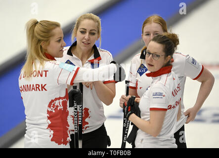 Silkeborg, Dänemark. 19 Mär, 2019. Mannschaft Dänemark in Aktion während der Round Robin Curling Spiel zwischen Lettland und Dänemark im Curling-WM 2019 die LGT weltweit Frauen in Silkeborg, Dänemark. Credit: Lars Moeller/ZUMA Draht/Alamy leben Nachrichten Stockfoto