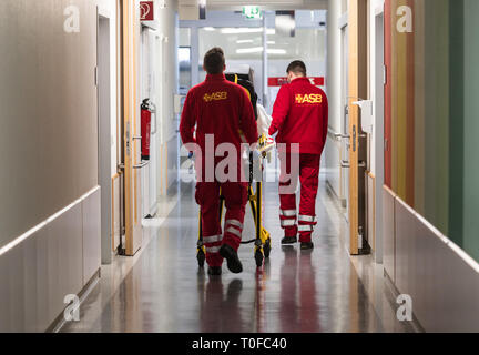 18 March 2019, Rhineland-Palatinate, Mainz: ASB paramedics are pushing a stretcher to the emergency room. Photo: Andreas Arnold/dpa Stockfoto
