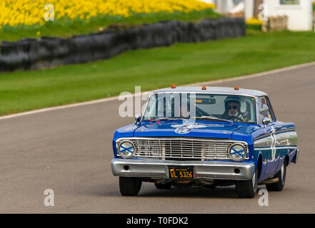 Goodwood, West Sussex, UK. 19. Mär 2019. Veteranen und ihre Familien genossen Runden an Geschwindigkeit rund um den historischen Ort sowohl für Zwei- und vierrädrige motorsport Goodwood Motor Circuit Hexe wurde offiziell im September 1948 eröffnet. Credit: Clifford Norton/Alamy leben Nachrichten Stockfoto