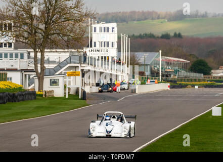 Goodwood, West Sussex, UK. 19. Mär 2019. Veteranen und ihre Familien genossen Runden an Geschwindigkeit rund um den historischen Ort sowohl für Zwei- und vierrädrige motorsport Goodwood Motor Circuit Hexe wurde offiziell im September 1948 eröffnet. Credit: Clifford Norton/Alamy leben Nachrichten Stockfoto