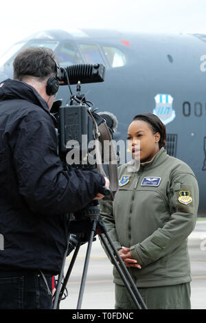 RAF Fairford, Gloucestershire, Großbritannien. März 2019. USAF Captain Austyn Wilson, ein Waffensystembetreiber des 2. Bombenflügels, der von den Medien vor einem B-52H-Stratofortress-Bomber interviewt wird, während RAF Fairford einen Bomber Task Force-Einsatz von sechs Boeing B-52H Stratofortress-Flugzeugen des 2. Bombenflügels in Louisiana begrüßt, USA - Dies ist der größte Einsatz von B-52 in Großbritannien seit der Operation Iraqi Freedom im Jahr 2003. Das Flugzeug wird Trainingseinheiten über dem Baltikum, Mitteleuropa und dem östlichen Mittelmeer durchführen. Quelle: Steven May/Alamy Live News Stockfoto