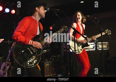 März 15, 2019 - Justin Davis und Sarah ZIMMERMANN der auffallenden Übereinstimmungen perfroms bei Miles Davis House at Antone's für SXSW in Austin, Texas. (Bild: © Billy Bennight/ZUMA Draht) Stockfoto