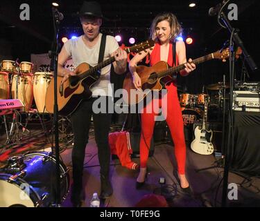 März 15, 2019 - Justin Davis und Sarah ZIMMERMANN der auffallenden Übereinstimmungen perfroms bei Miles Davis House at Antone's für SXSW in Austin, Texas. (Bild: © Billy Bennight/ZUMA Draht) Stockfoto