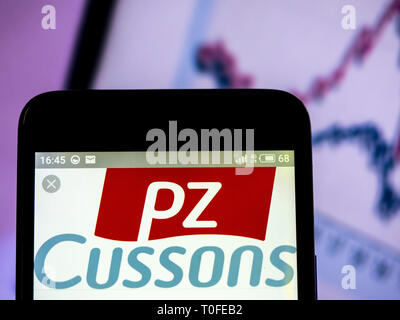 In der Ukraine. 19 Mär, 2019. PZ Cussons plc Firmenlogo gesehen auf einem Smartphone angezeigt. Quelle: Igor Golovniov/SOPA Images/ZUMA Draht/Alamy leben Nachrichten Stockfoto