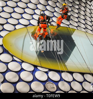 Die Stierkampfarena, Birmingham, UK, 19. März 2019. Eine Gruppe von Seil Reinigung und Wartung Fremdfirmen arbeiten in luftiger Höhe auf dem berühmten Fassade der Selfridges in Birmingham Bull Ring Einkaufszentrum. Die Arbeit ist Teil einer geplanten laufenden Projekts. Die selfridges Gebäude ist in 15.000 überdachte Aluminium Scheiben auf einem blauen Hintergrund gesponnen. Credit: Imageplotter/Alamy leben Nachrichten Stockfoto
