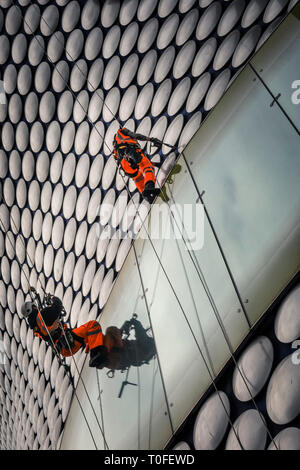 Die Stierkampfarena, Birmingham, UK, 19. März 2019. Eine Gruppe von Seil Reinigung und Wartung Fremdfirmen arbeiten in luftiger Höhe auf dem berühmten Fassade der Selfridges in Birmingham Bull Ring Einkaufszentrum. Die Arbeit ist Teil einer geplanten laufenden Projekts. Die selfridges Gebäude ist in 15.000 überdachte Aluminium Scheiben auf einem blauen Hintergrund gesponnen. Credit: Imageplotter/Alamy leben Nachrichten Stockfoto