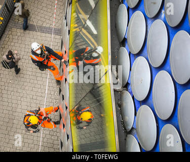 Die Stierkampfarena, Birmingham, UK, 19. März 2019. Eine Gruppe von Seil Reinigung und Wartung Fremdfirmen arbeiten in luftiger Höhe auf dem berühmten Fassade der Selfridges in Birmingham Bull Ring Einkaufszentrum. Die Arbeit ist Teil einer geplanten laufenden Projekts. Die selfridges Gebäude ist in 15.000 überdachte Aluminium Scheiben auf einem blauen Hintergrund gesponnen. Credit: Imageplotter/Alamy leben Nachrichten Stockfoto