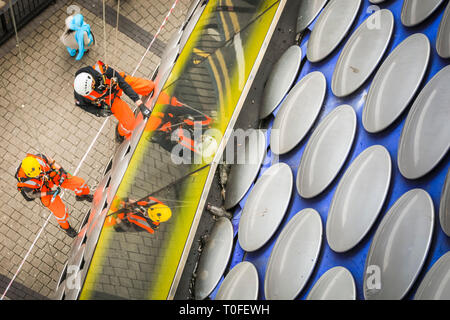Die Stierkampfarena, Birmingham, UK, 19. März 2019. Eine Gruppe von Seil Reinigung und Wartung Fremdfirmen arbeiten in luftiger Höhe auf dem berühmten Fassade der Selfridges in Birmingham Bull Ring Einkaufszentrum. Die Arbeit ist Teil einer geplanten laufenden Projekts. Die selfridges Gebäude ist in 15.000 überdachte Aluminium Scheiben auf einem blauen Hintergrund gesponnen. Credit: Imageplotter/Alamy leben Nachrichten Stockfoto