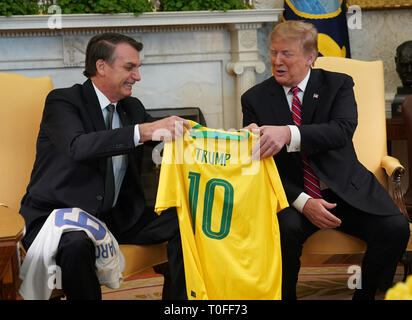 Washington, District of Columbia, USA. 19 Mär, 2019. Präsident Donald J. Trumpf trifft sich mit Präsident JAIR BOLSONARO Brasiliens im Weißen Haus, in dem die beiden Führer Trikots mit jeweils anderen Namen ausgetauscht. Quelle: Chris Kleponis/Pool/CNP/ZUMA Draht/Alamy leben Nachrichten Stockfoto