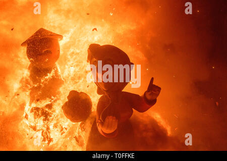 Valencia, Spanien. 19. März, 2019. Die valencianer Feuer piestats durch das Verbrennen des Denkmal auf der Nacht von San José. Die feuerwehrleute sind verantwortlich für die Steuerung der Flammen. Carcaixent, Valencia, Spanien. Credit: Salva Garrigues/Alamy leben Nachrichten Stockfoto