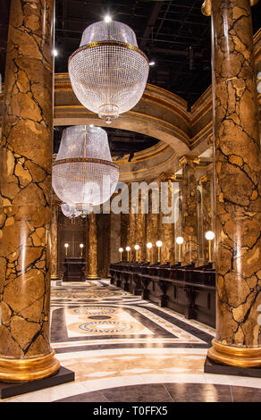 Die ursprüngliche Gringotts magische Bank bei Warner Bros Studio Tour London in Watford. Warner Bros. Studio Tour London - die Herstellung von Harry Potter stellt die größte Expansion, die ursprüngliche Gringotts magische Bank wird für das Publikum geöffnet von Samstag, dem 6. April. Stockfoto