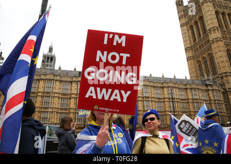 Ein anti-Brexit Demonstrator gesehen mit einem Plakat, das sagt, ich bin nicht weg während des Protestes außerhalb der Häuser des Parlaments gehen. Das Vereinigte Königreich wird die EU am 29. März 2019 verlassen. Stockfoto