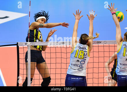 Istanbul, Türkei. 19 Mär, 2019. Melissa Teresa Vargas Abreu (L) von Fenerbahce Istanbul das Bbt Spikes die Kugel während der viertelfinalegleichen zwischen Bbt Fenerbahce Istanbul in der Türkei und Savino Del Bene Scandicci Italien auf 2019 CEV Volleyball Champions League in Istanbul, Türkei, 19. März 2019. Credit: Xu Suhui/Xinhua/Alamy leben Nachrichten Stockfoto