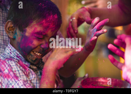 Peking, China. 20 Mär, 2019. Ein Kind mit farbigem Pulver auf seinem Gesicht reagiert während der Holi Festival feiern an einer speziellen Schule in Mumbai, Indien, 19. März 2019. Eine Feier bei Holi Festival wurde am Dienstag für die körperlich und geistig Behinderte indische Kinder in einer speziellen Schule in Mumbai statt. Der Hindu Festival von Holi, oder das Fest der Farben, kündigt die Ankunft des Frühlings. Quelle: Xinhua/Alamy leben Nachrichten Stockfoto