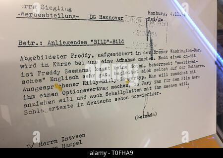 Wien, Österreich. 20 Feb, 2019. Eine interne Anmerkung von Polydor über die Entdeckung des Österreichischen pop Sänger Freddy Quinn in der Freddy Quinn Archiv/Museum in Wien, die von Eduard und Brigitta Klinger gegründet wurde gesehen werden. Beide haben großen Bewunderer der Sänger, Schauspieler und Künstler seit Jahrzehnten. (KORR Premiere in den Zirkus zu dpa: Freddy Quinn auf der Bühne zum ersten Mal vor 70 Jahren) Quelle: Matthias Röder/dpa/Alamy leben Nachrichten Stockfoto