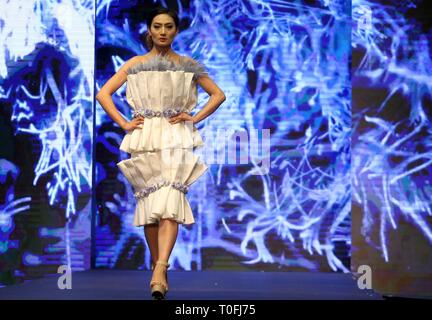 Kathmandu, Nepal. 19 Mär, 2019. Ein model präsentiert eine Kreation während einer Fashion Show 'Designers Landebahn 8' in Kathmandu, Nepal, 19. März 2019 mit dem Titel. Credit: Sunil Sharma/Xinhua/Alamy leben Nachrichten Stockfoto