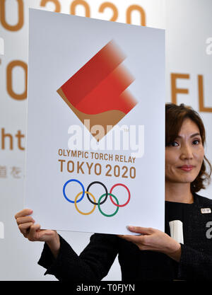 Tokio, Japan. 20 Mär, 2019. Das Organisationskomitee für die Olympischen Spiele und Paralympics 2020 in Tokio stellt das Design der Olympischen Fackel in Tokio am Mittwoch, 20. März 2019. Die Fackel, die das Motiv der Kirschblüte, Japans nationale Blume, die während der Tokyo Olympische Fackel 2020 Relais verwendet werden. (Foto von Natsuki Sakai/LBA) AYF-mis-Kredit: Lba Co.Ltd./Alamy leben Nachrichten Stockfoto