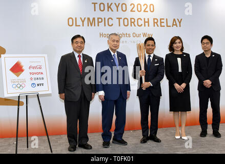 Tokio, Japan. 20 Mär, 2019. Das Organisationskomitee für die Olympischen Spiele und Paralympics 2020 in Tokio stellt das Design der Olympischen Fackel in Tokio am Mittwoch, 20. März 2019. Die Fackel, die das Motiv der Kirschblüte, Japans nationale Blume, die während der Tokyo Olympische Fackel 2020 Relais verwendet werden. (Foto von Natsuki Sakai/LBA) AYF-mis-Kredit: Lba Co.Ltd./Alamy leben Nachrichten Stockfoto