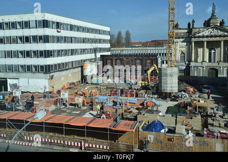 Potsdam, Deutschland. 20 Mär, 2019. Die ersten Ziegel Schichten wurden für den Wiederaufbau der Garnisonkirche verwendet. 2,3 Millionen Steine gesetzt werden, bis der Turm seine ursprüngliche Höhe von 90 Metern erreicht. Die Ruine der Kirche wurde im Jahr 1968 gesprengt. Foto: Bernd Settnik/dpa-Znetralbild/ZB/dpa/Alamy leben Nachrichten Stockfoto