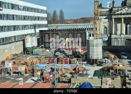 Potsdam, Deutschland. 20 Mär, 2019. Die ersten Ziegel Schichten wurden für den Wiederaufbau der Garnisonkirche verwendet. 2,3 Millionen Steine gesetzt werden, bis der Turm seine ursprüngliche Höhe von 90 Metern erreicht. Die Ruine der Kirche wurde im Jahr 1968 gesprengt. Foto: Bernd Settnik/dpa-Znetralbild/ZB/dpa/Alamy leben Nachrichten Stockfoto