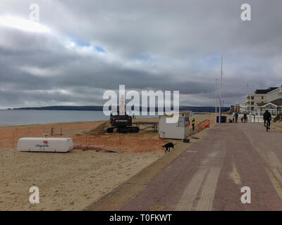 Sandbänke, Poole, Dorset, Großbritannien. 20. März, 2019. Sandbänke Bue Flag Beach, Rettungsschwimmer Stationen anreisen, für die Sommersaison. Auf ein sehr ruhiger Tag. Credit: Suzanne McGowan/Alamy leben Nachrichten Stockfoto