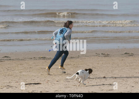 Hundespaziergänger am Strand von Crosby; Merseyside. März 2019. Warmer, heimeliger Frühlingstag an der Küste. Kredit: MWI/AlamyLiveNews Stockfoto