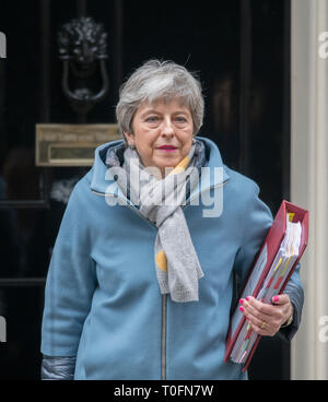 10 Downing Street, London, UK. 20. März 2019. Der britische Premierminister Theresa May verlassen Nr. 10 zu den wöchentlichen Prime Minister's Fragen im Parlament teilnehmen. Credit: Malcolm Park/Alamy Leben Nachrichten. Stockfoto