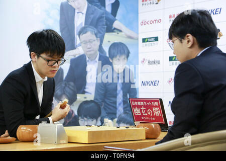 Tokio, Japan. 20 Mär, 2019. Ke Jie (L) von China konkurriert im letzten Spiel gegen Park Jeong Hwan von Südkorea an der Welt-meisterschaft 2019 in Tokio, Japan, am 20. März 2019. Park Jeong Hwan gewonnen und behauptete den Titel. Credit: Jiang Yucen/Xinhua/Alamy leben Nachrichten Stockfoto