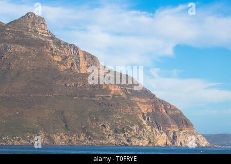 Chapmans Peak Drive Küstenstraße oder Route entlang der Berge mit Autos auf und neben dem Meer oder See, Ansicht von Hout Bay in Kapstadt eingestellt Stockfoto