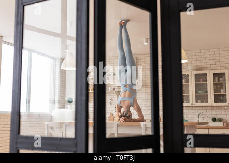 Starke flexible Frau ihren großartigen Möglichkeiten anzeigen Stockfoto