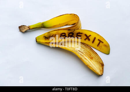 Eine Bananenschale, die die Art und Weise Brexit hat behandelt worden ist. Frau Mays Deal, der ausgefallen ist durch das Parlament zu erhalten, und eine mögliche Erweiterung. Stockfoto