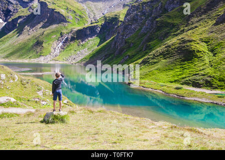 Ein Junge, der gerade die See namens Nassfeld Speicher im Nationalpark Hohe Tauern in Österreich Stockfoto