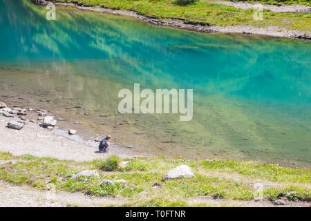 Ein Junge, der gerade die See namens Nassfeld Speicher im Nationalpark Hohe Tauern in Österreich Stockfoto