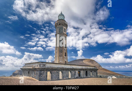 Der alte Leuchtturm von Ponta Dos Capelinhos (Insel Faial, Azoren) - HDR-Bild Stockfoto